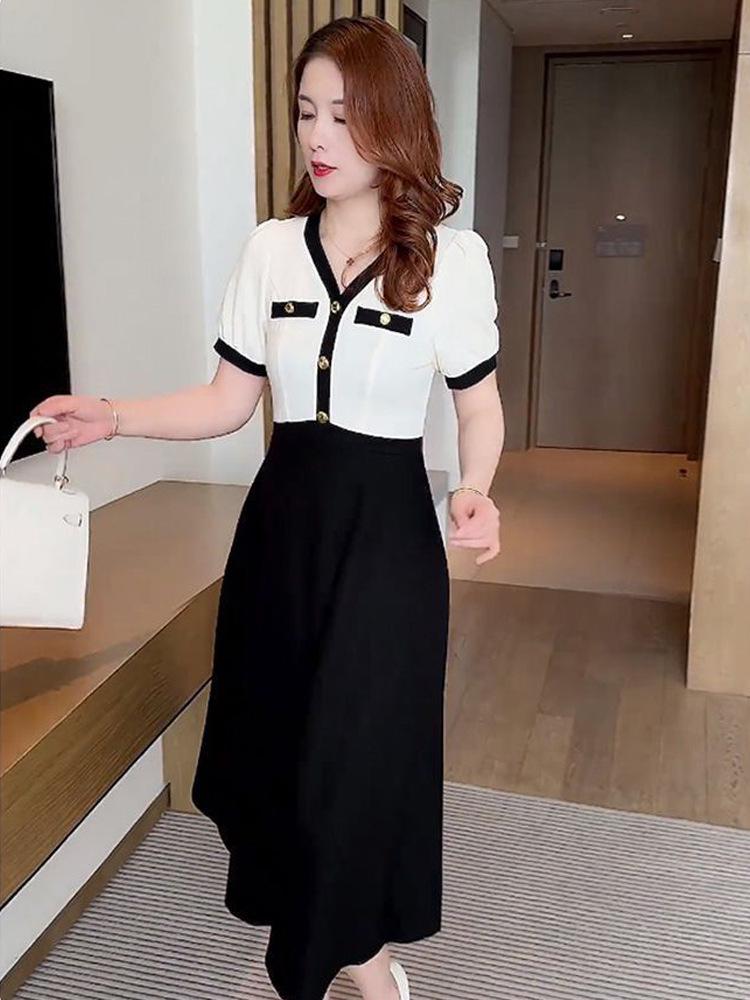 Chic French-Inspired Black V-Neck A-Line Dress - Slim Fit, Waist-Cinching, Casual Korean Style for Women, Perfect for Summer