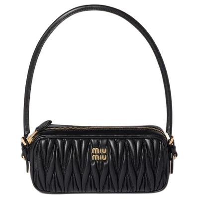 MIU MIU Metall-Logo-Schriftzug Matelassé Gesteppte Lammleder-Umhängetasche Damen-Umhängetasche Schwarz 5NE024_AFPP_F0002