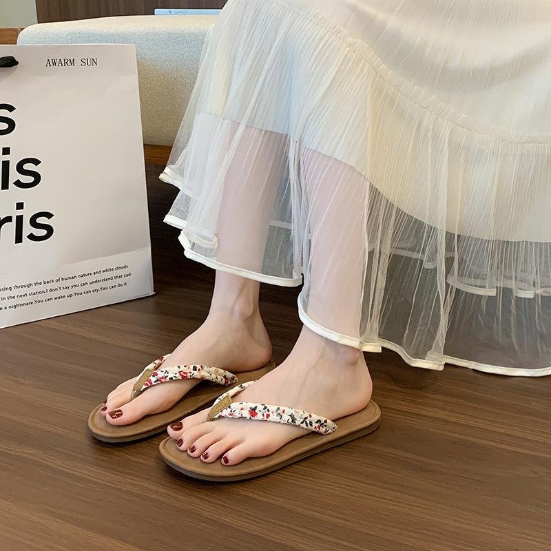 Flip-flops women's fashion outer wear flat-bottomed sandals summer non-slip versatile foot slippers seaside beach shoes women's clip