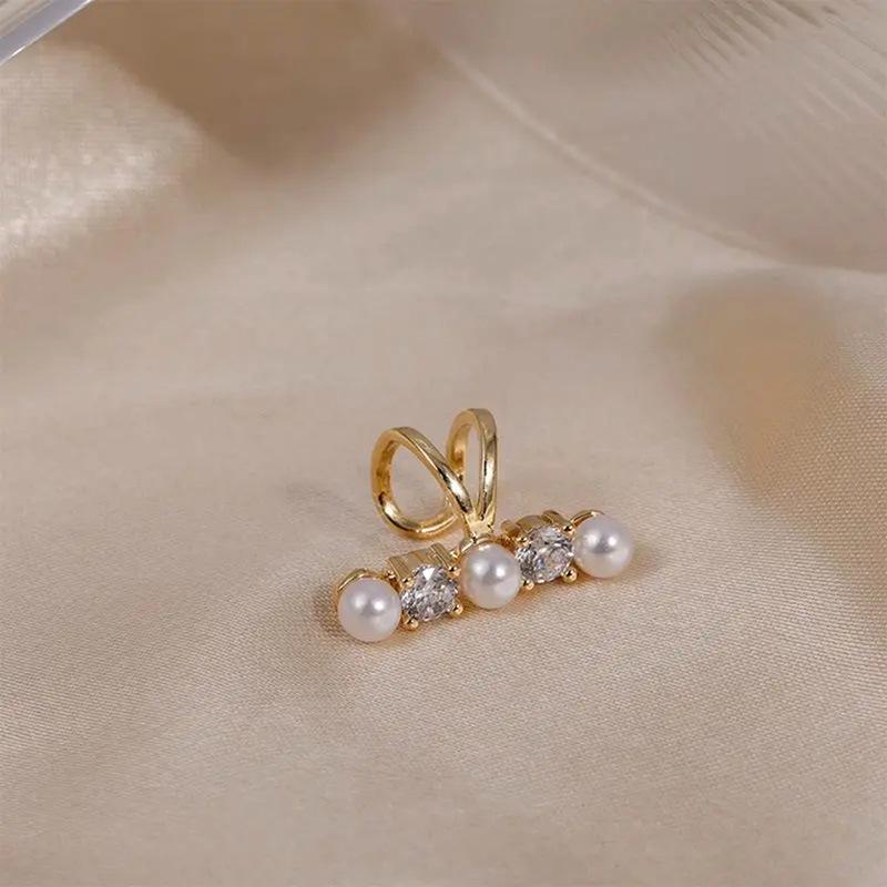 Elegant Zirconia Pearl Ear Cuff - Luxurious and Chic Design
