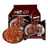 Noodles istantanei misti nella stessa ciotola