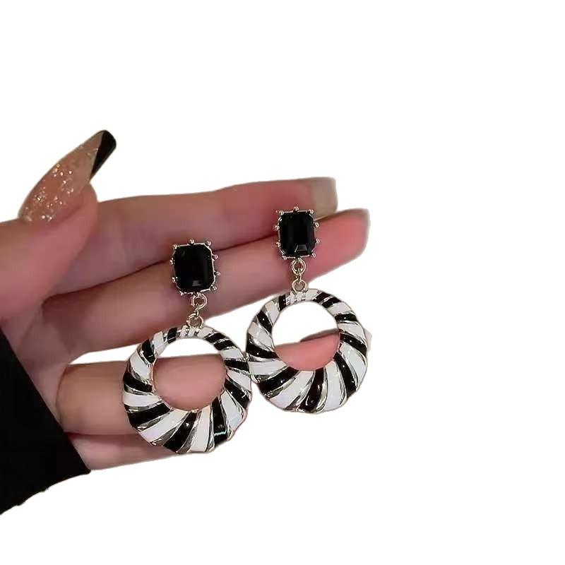 Autumn and Winter New French Atmosphere Striped Earrings Retro Ins Hong Kong Style Round Triangular Earrings