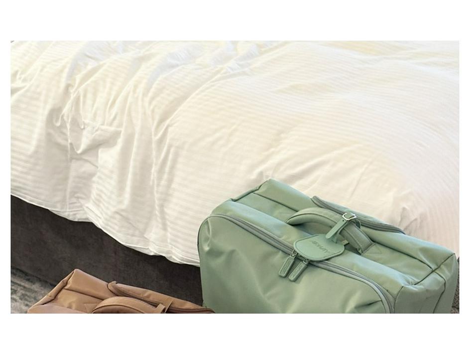 20-inch Ultralight Waterproof Oxford Suitcase with Universal Wheels (2.1KG), Expandable To 24-inch