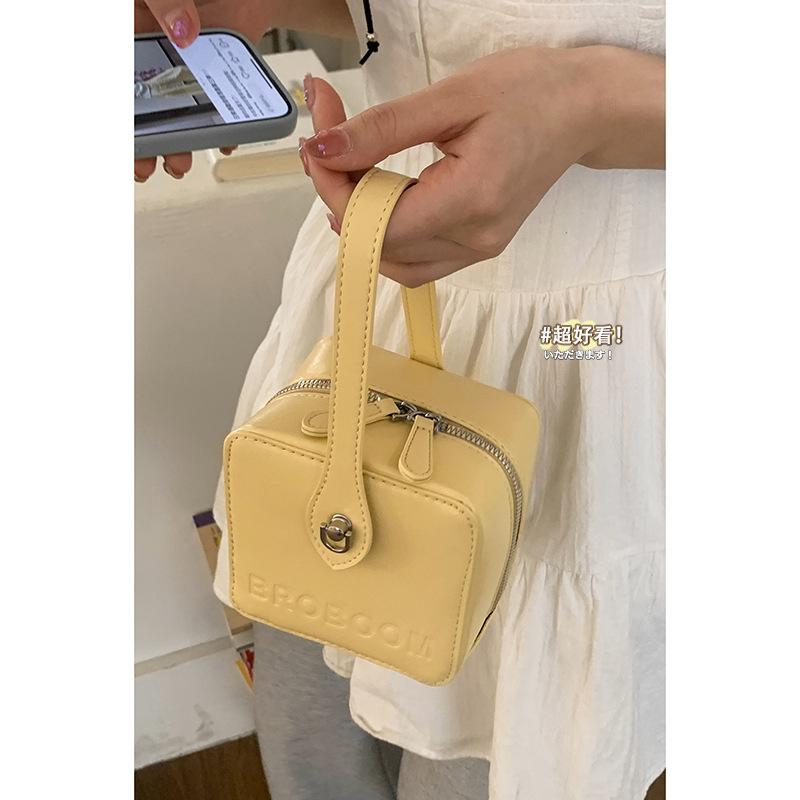 Niche Texture Portable Box Bag Women's 2025 New Fashion Small Square Bag Versatile Messenger Cosmetic Bag Mouth Red Envelope