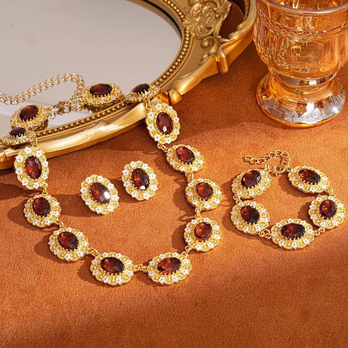 

Модные украшения для женщин золотой