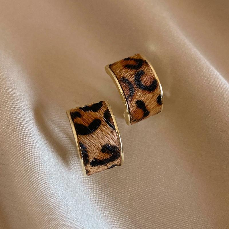 Luxury Retro Leopard Print C-Shaped Hoop Earrings For Women Elegant Metal C-Ring Hollow Earrings Gothic Charms Jewelry Gifts