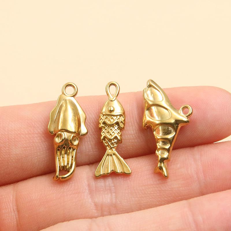 Ciondolo Pesce Rosso Placcato Oro 18k in Acciaio Inossidabile per Bracciale/Collana Fai da Te (Serie Oceano)