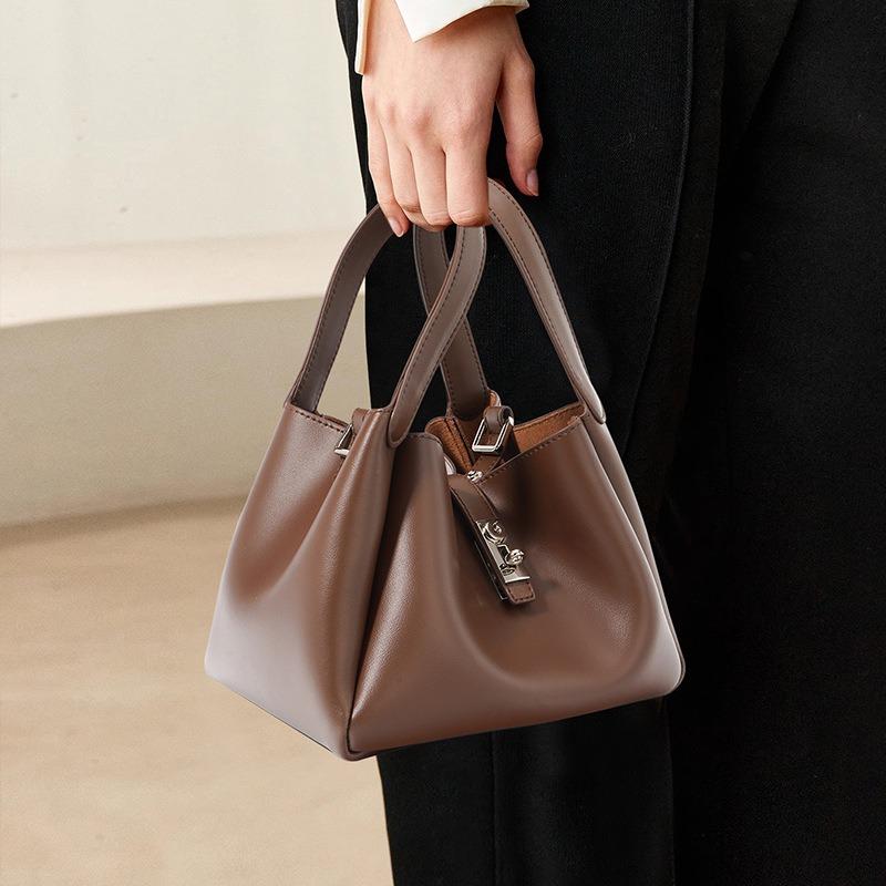 Leather Niche Portable Vegetable Basket Bag Women's New Autumn and Winter Fashion Bucket Bag Going Out Advanced Sense Crossbody Small Bag