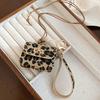 Ciondolo e Collana in Pelle con Stampa Leopardo: Moneta, Auricolare, Custodia per Occhiali e Catena per Maglione – Ornamento di Lusso.