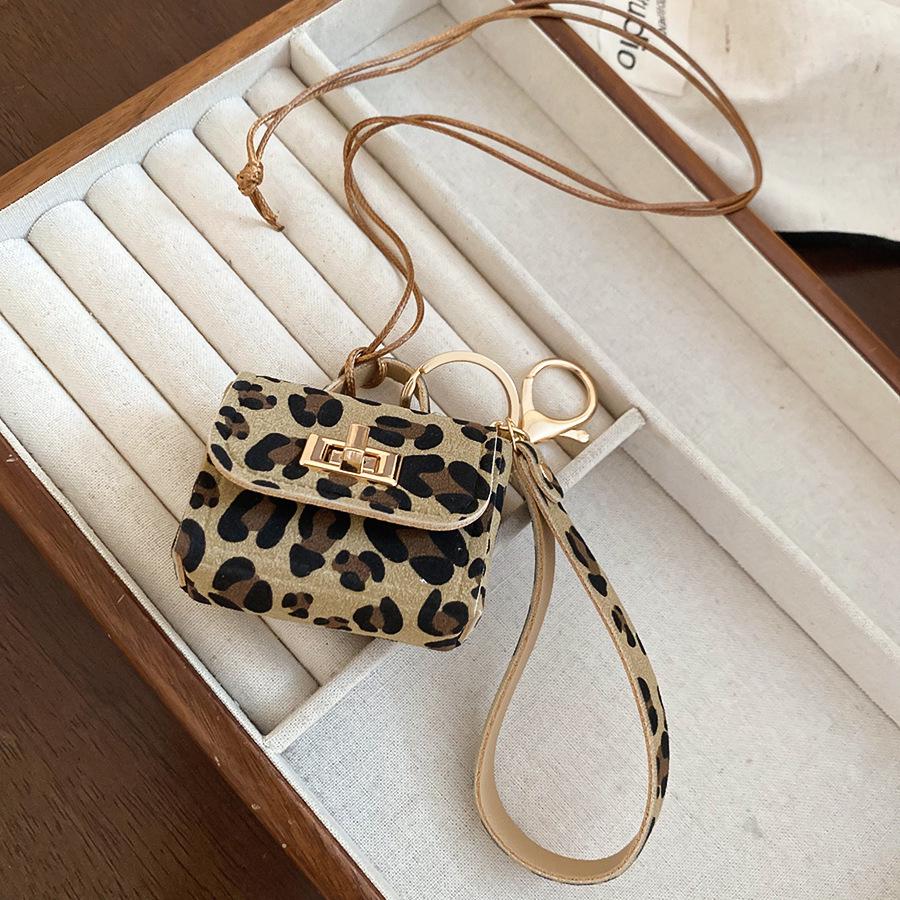 Ciondolo e Collana in Pelle con Stampa Leopardo: Moneta, Auricolare, Custodia per Occhiali e Catena per Maglione – Ornamento di Lusso.