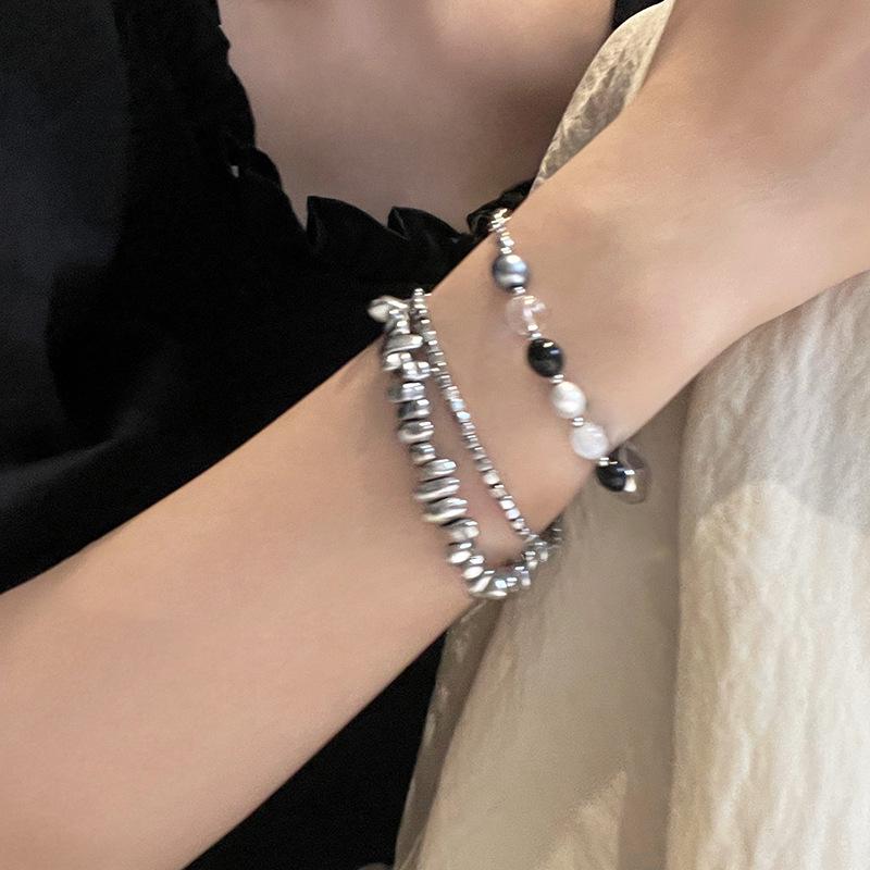 Černý a šedý korálkový náramek: Retro čínský styl pro ženy - Trend jaro/léto 2023