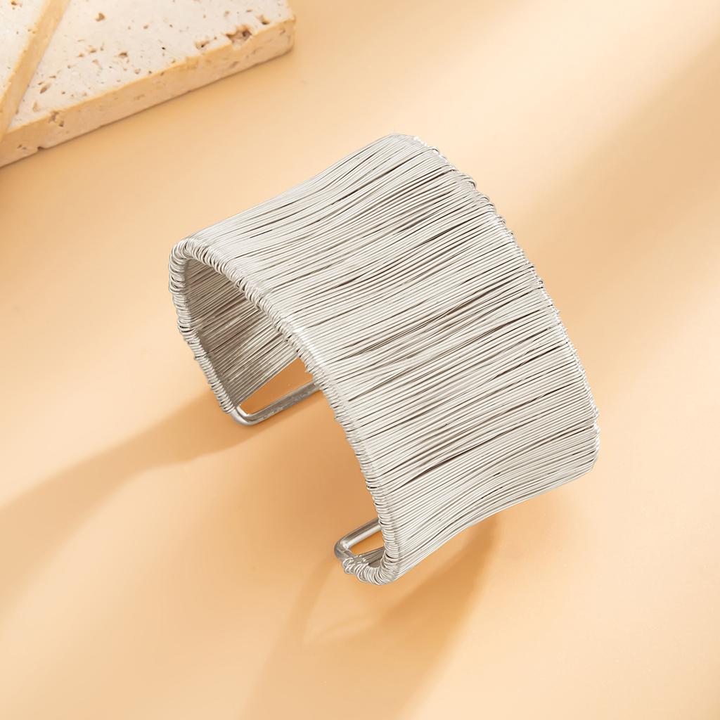 Mode Multi-laags Gewikkeld IJzerdraad Open Wijde Armband Ontwerp Gestreept Kruis Veer Sieraden