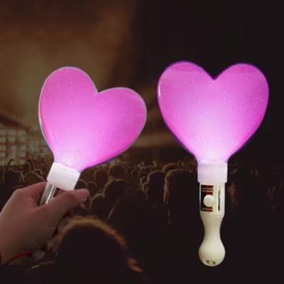 Kort Glowstick met Hartvormig Meerkleurig LED-licht voor Concerten Festivals Feesten Plastic Oplichtend Speelgoed met Knoopcel