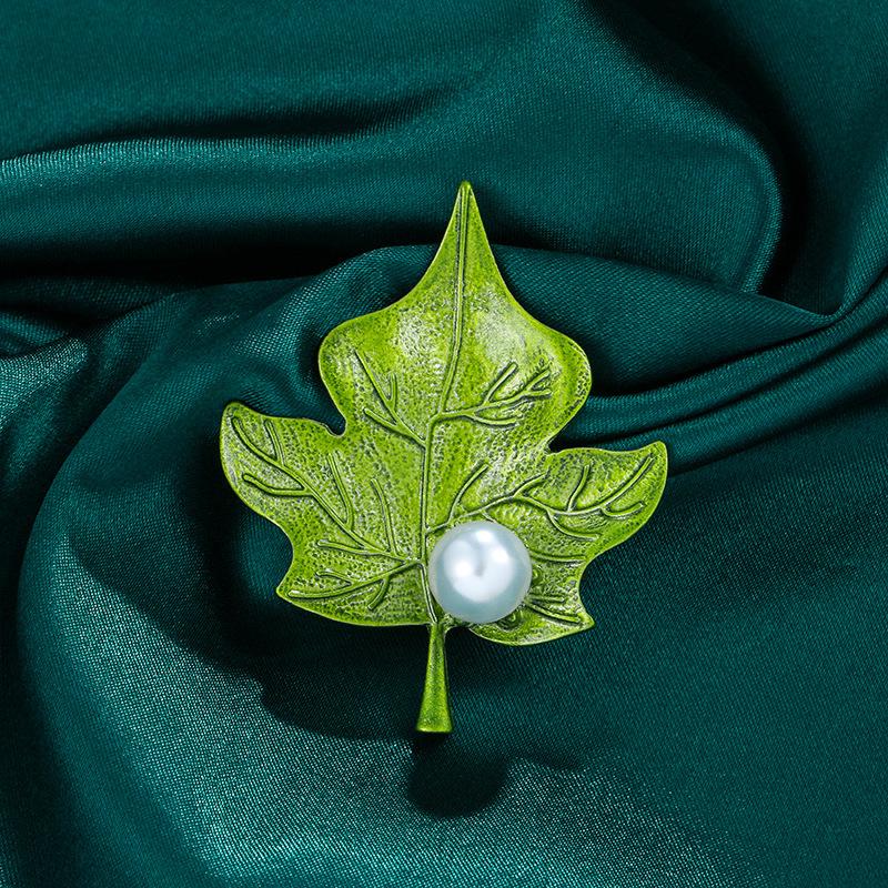 Elegant 3D Leaf & Pearl Brooch - Fashionable Pin for Clothing Accessories