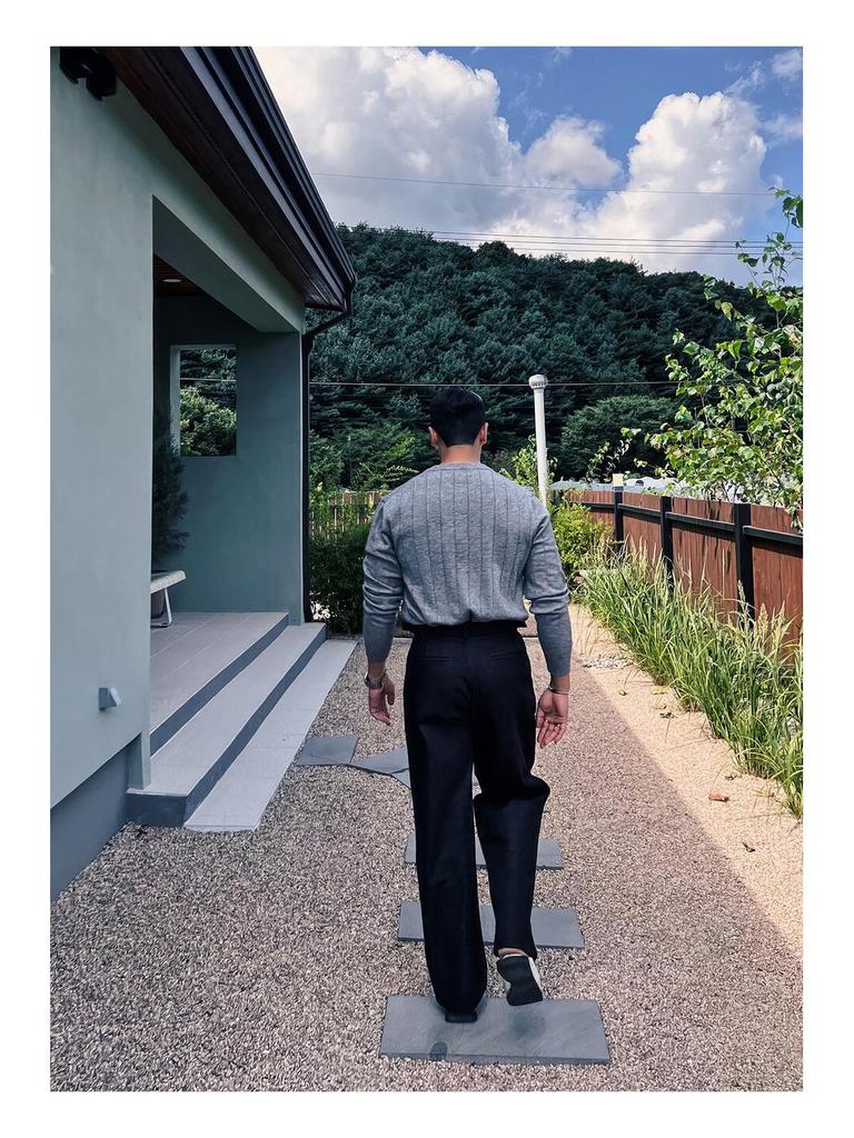 Hong Kong Style Men's Double-Pleated Pants - Designer-Look, High-Quality, Versatile Suit Pants with Straight, Wide Legs.