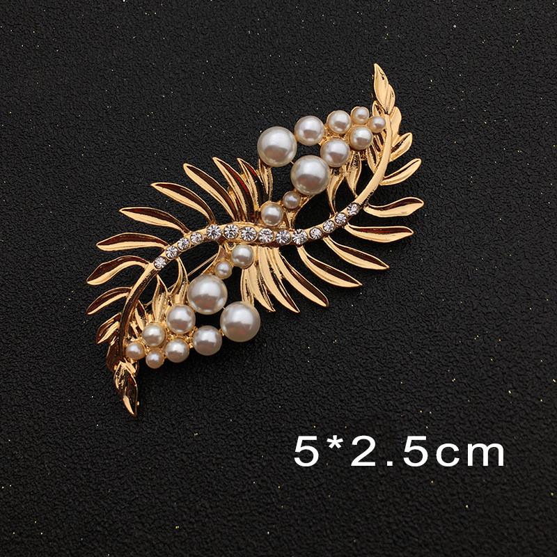 Vintage Alloy Leaf Brooch With Flower Wreath And Star Accents For Women Fashion Jewelry