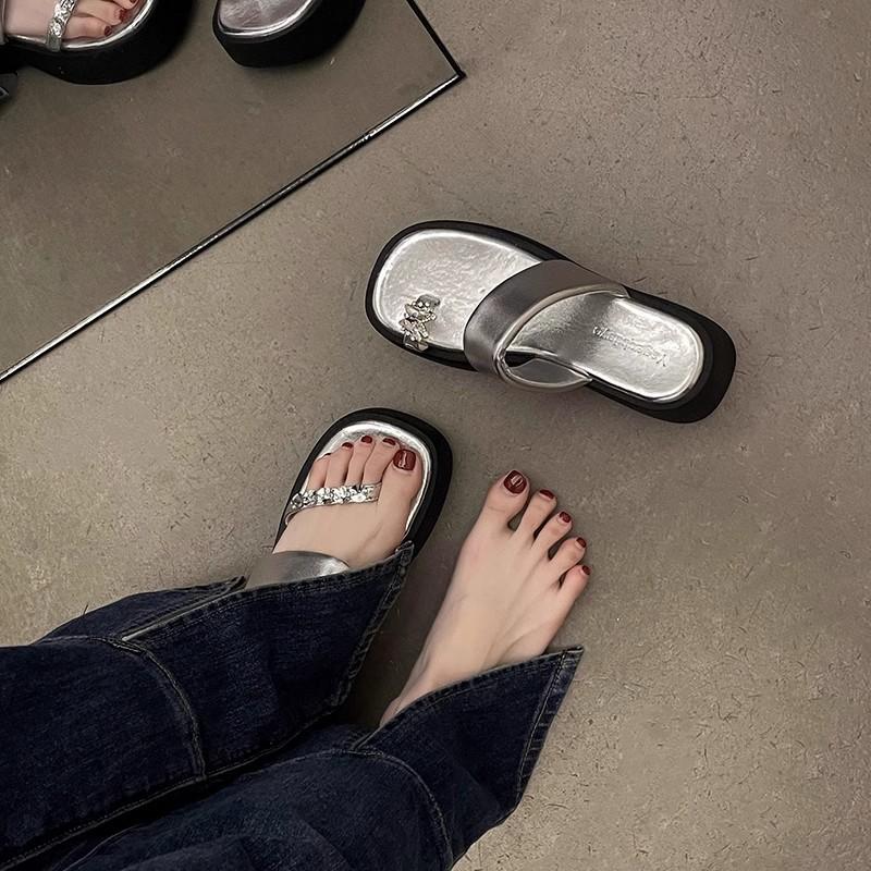 Fashion soft-soled slippers women's 2025 new summer wear rhinestones, foot clipping, thick-soled stepping on shit, casual beach shoes, seaside