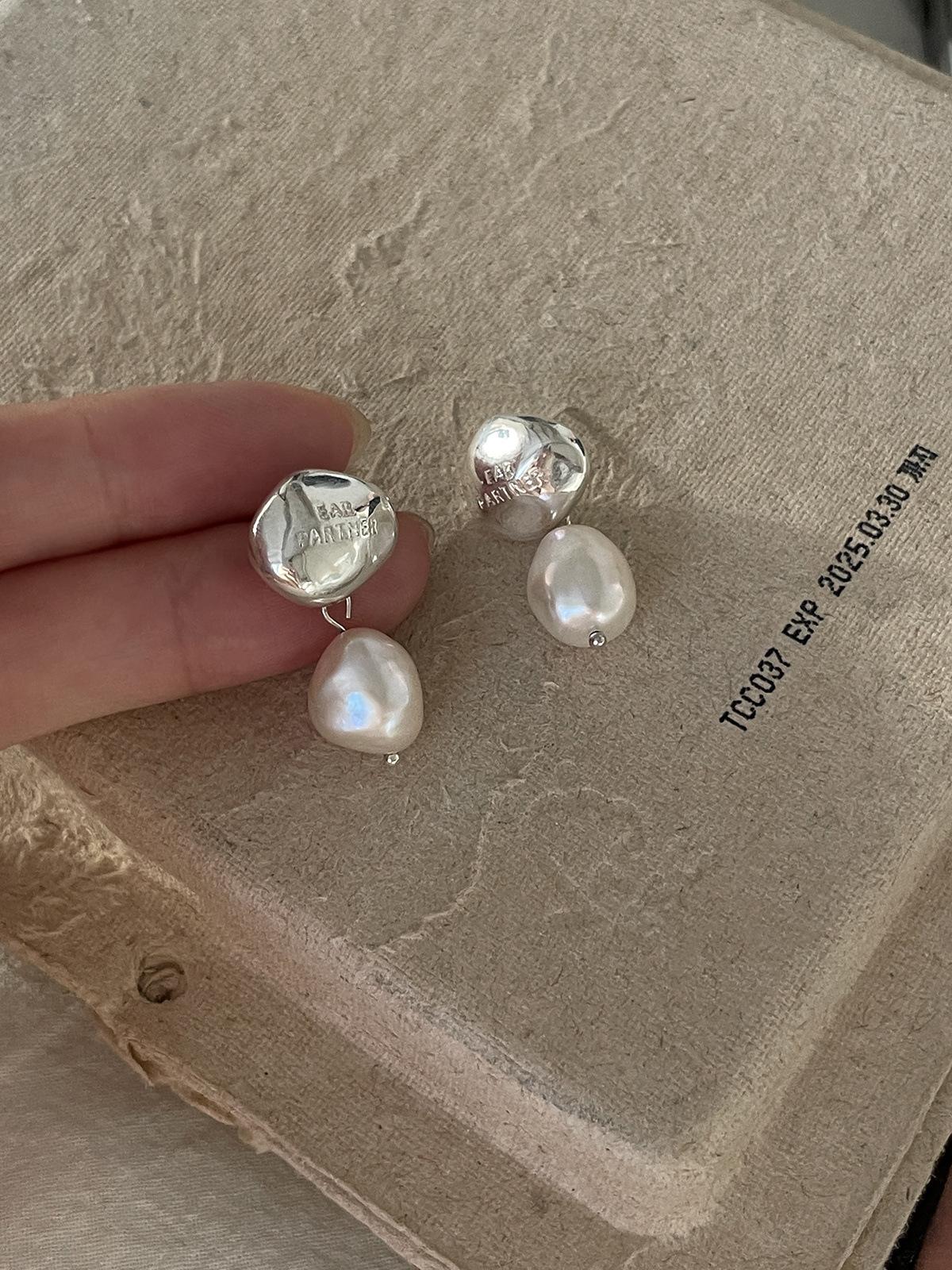 

Французские ретро-серьги-гвоздики с жемчугом, женские нишевые серьги высокого класса, нежные, темпераментные, новые персонализированные серебряные серьги-иглы 925 silver needles