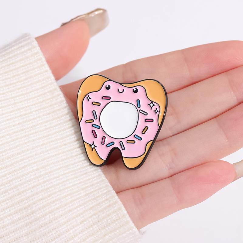 Schützen Sie die Zahngesundheit Emaille-Pins Custom Donut Chip Kuchen Broschen Reversabzeichen Lustiger Schmuck Geschenk für Kinder Freunde
