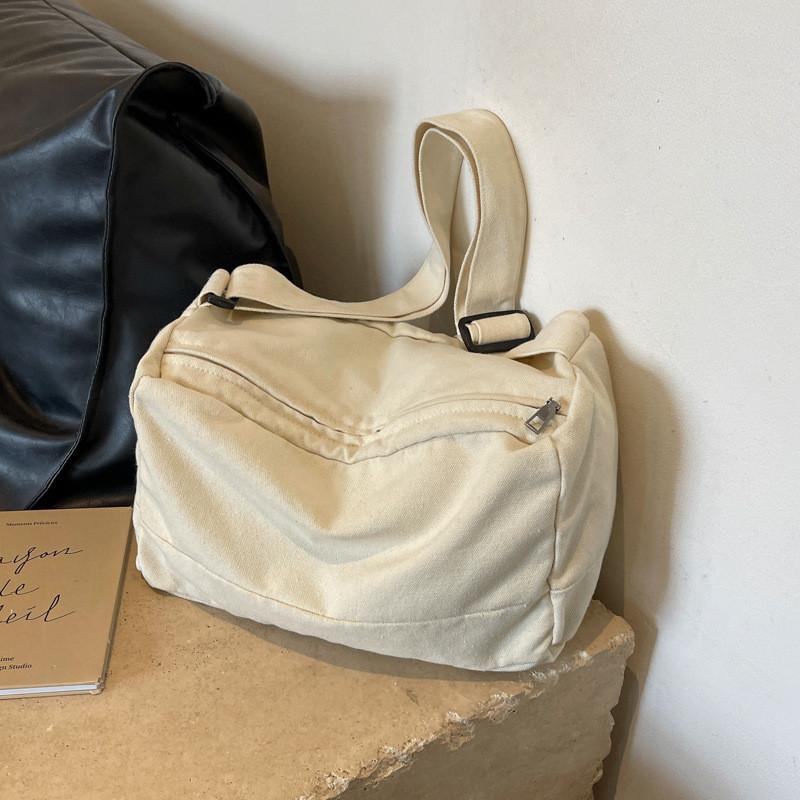 

Versatile Polyester Crossbody Bag With Nylon Lining And Handy Phone Pocket белый