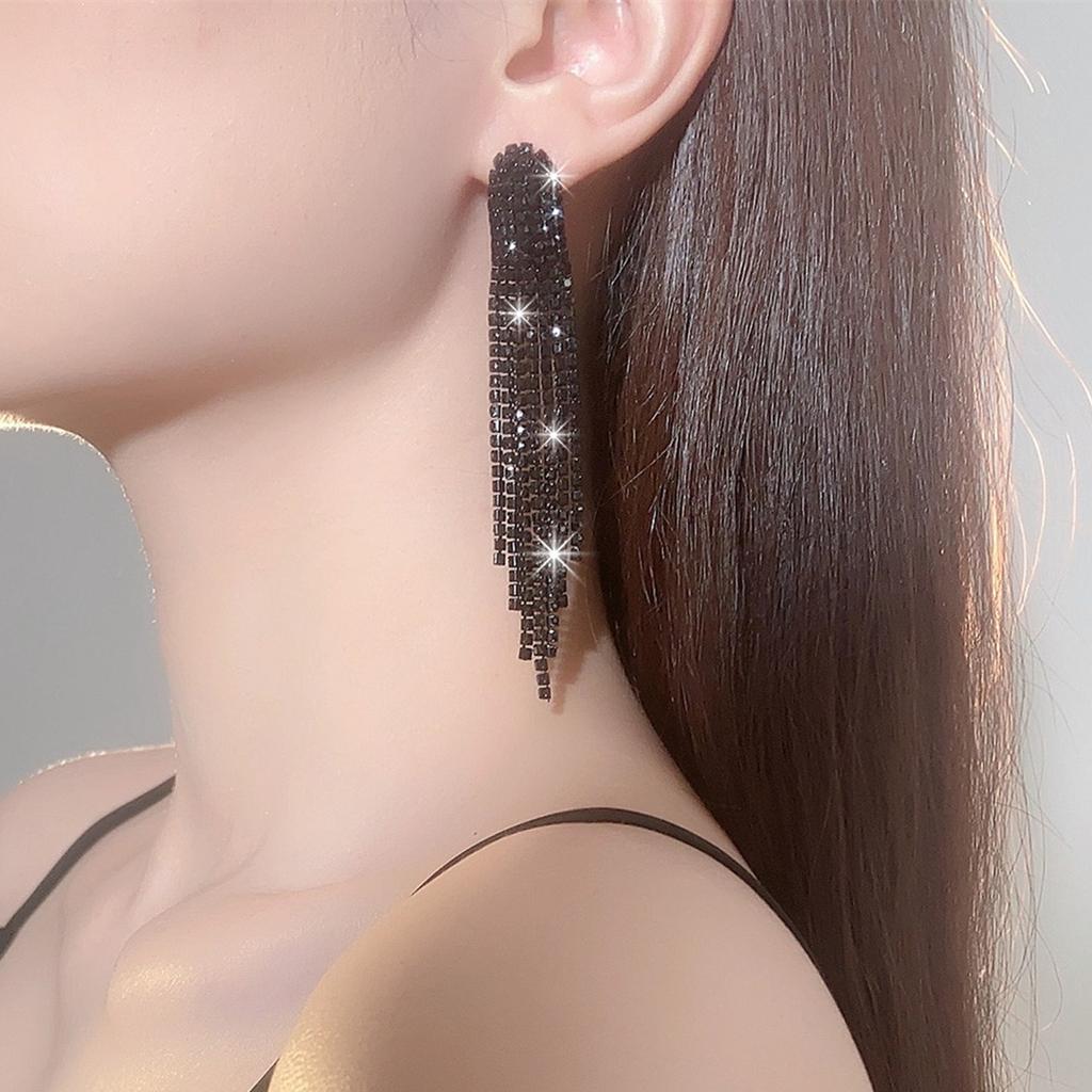 Prabangūs, itin blykstės, ilgi kutais puošti krištolo auskarai, madingi, temperamentingi, universalūs auskarai, šventiniai auskarai, moteriški auskarai (1 pora)