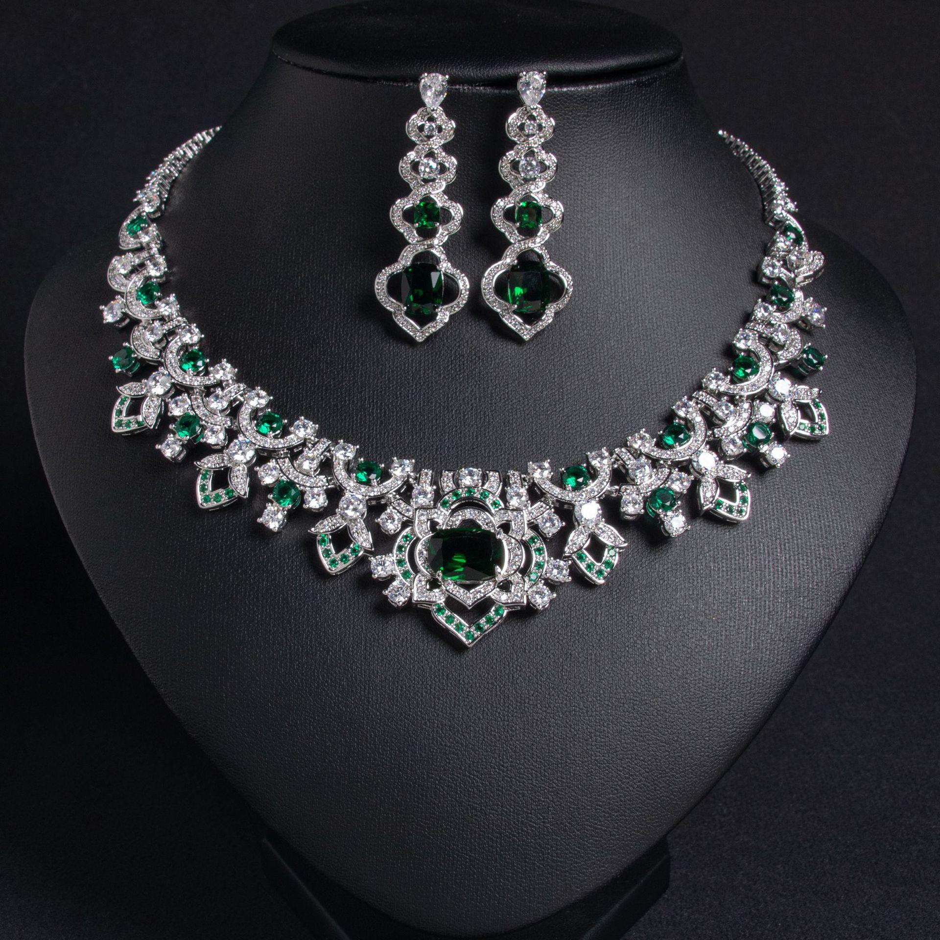 

Женский комплект украшений из ожерелья и серег с элегантным геометрическим кулоном в стиле легкой роскоши. Модный и универсальный нишевый дизайн.