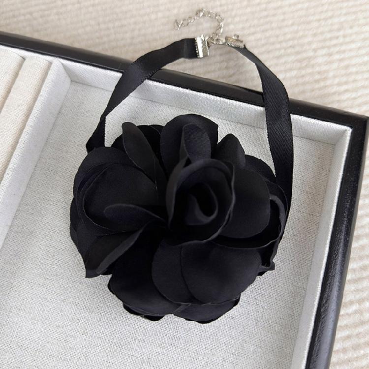 Fashionable Flower Choker Necklace Comfortable and Lightweight Pendant Neckchain
