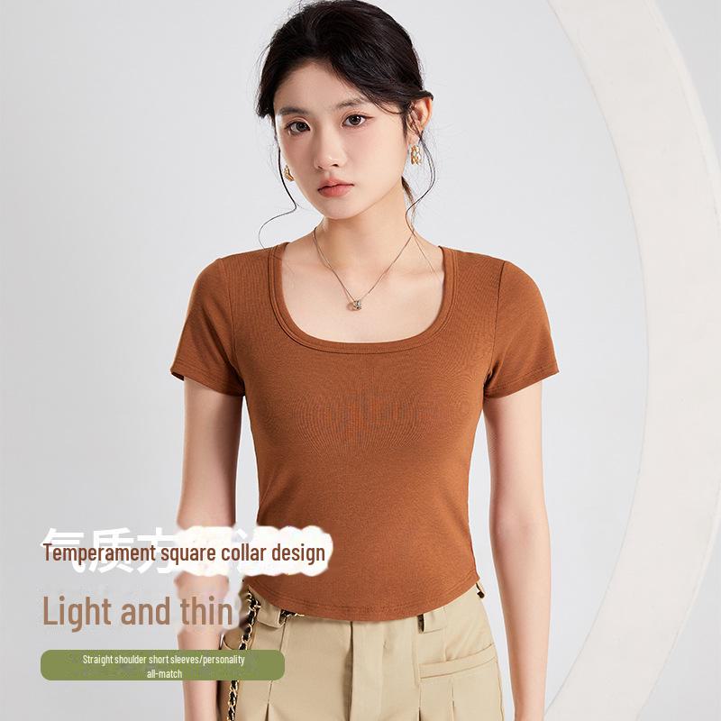 Dámské tričko s krátkým rukávem s vycpávkou na hrudi, nepravidelným lemem, čtvercovým výstřihem a spodním lemem pod prsy — Ideální na léto.