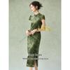 Vestido Midi Slim Vintage Floral com Gola Alta e Fenda