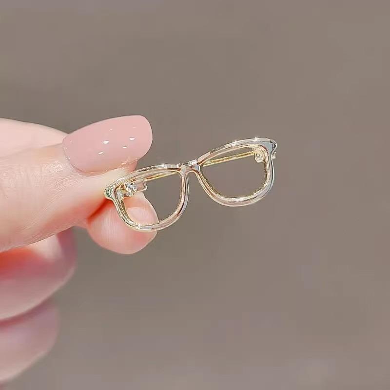 1pc Exquisite And Fashionable Gold and Silver Dual Color Glasses Design Brooch Unlocks Personalized and Niche Fashion Matching