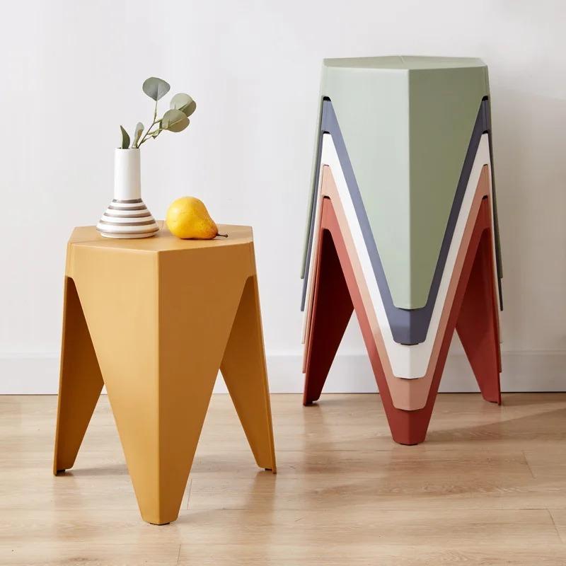 Nordische Kunststoffhocker können gestapelt und mit verdickten Gummihockern aufgestellt werden. Einfache und moderne Esszimmerhocker für den Haushalt