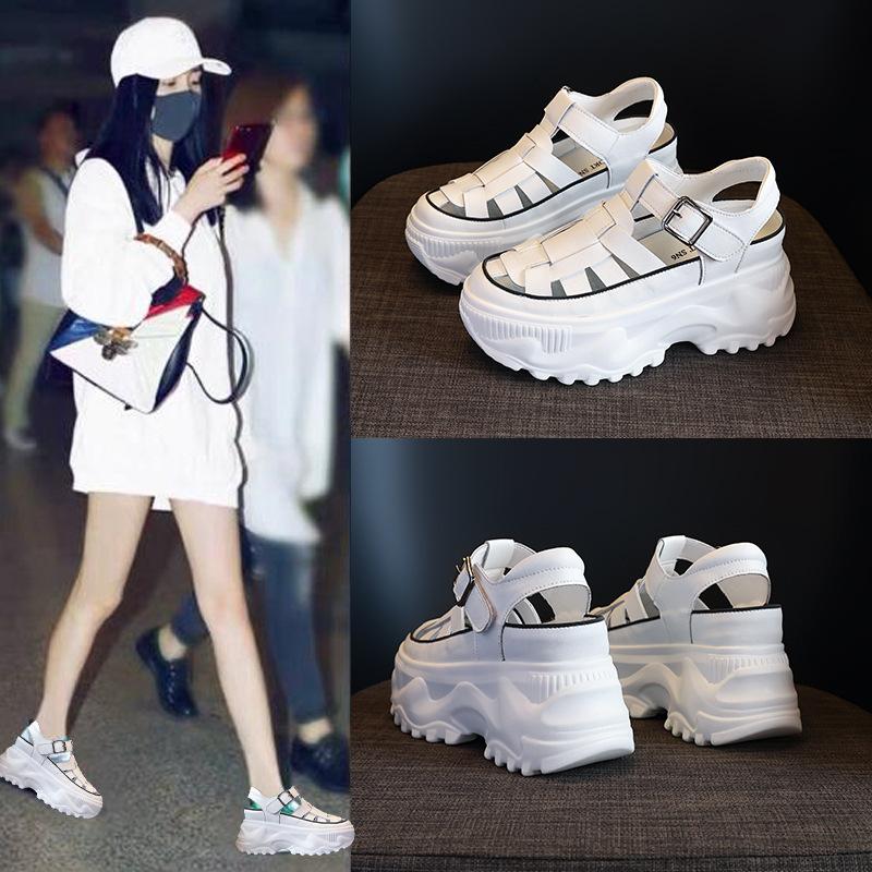 Nye Sandaler med Tildekket Tå for Kvinner Sommer Søt Romersk Stil Flettet Lær Damesko Tykk Såle Spenne Damesandal 8CM hæl