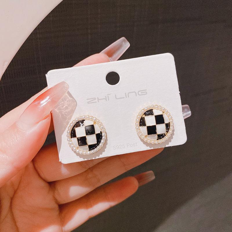

S Silver Needle Korea Oil Drop Black and White Square Round Earrings Ear Buckle Internet celebrity checkerboard earrings Temperament earrings Women