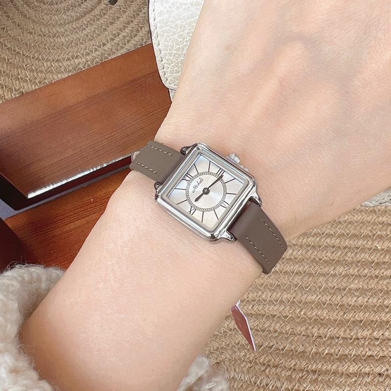 Trendy And Fashionable Women'S Belt Quartz Watch Simple Scale Roman Cow Girl Watch