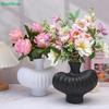 Minimalistische gerippte Plastikvase - Herzförmige Blumenvase für Wohnzimmerdekoration