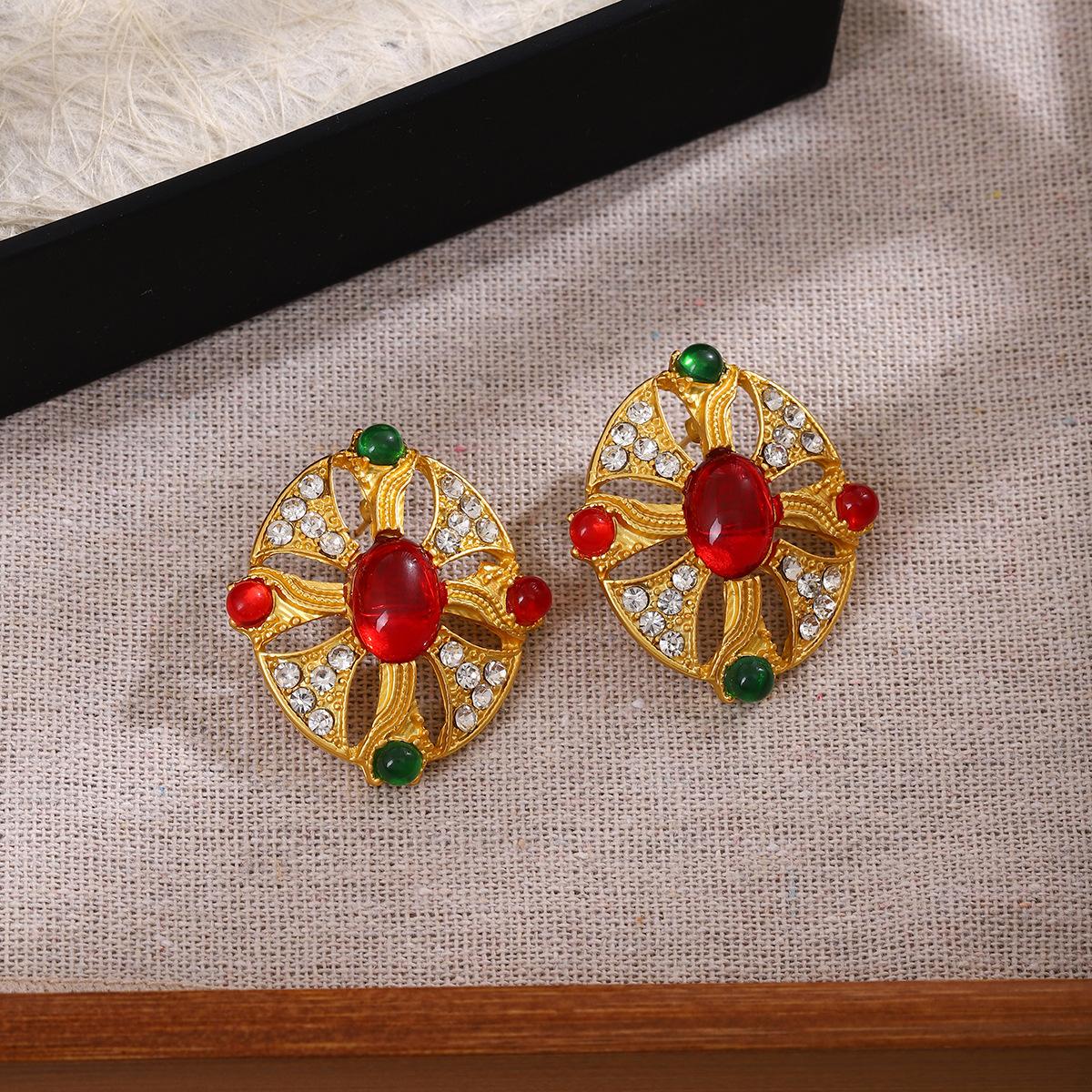 

Шикарные и элегантные овальные серьги-гвоздики со сверкающими циркониевыми камнями в стиле ретро красный