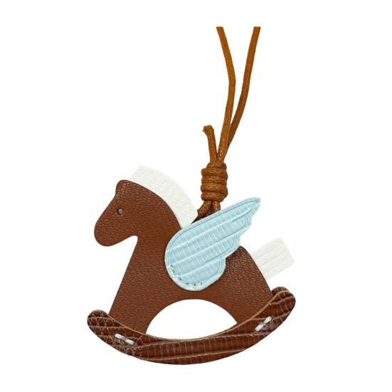 Väskhänge Miljövänlig Gunghästnyckelring i konstläder med repsnodd Vingdesign Väskor Biltillbehör