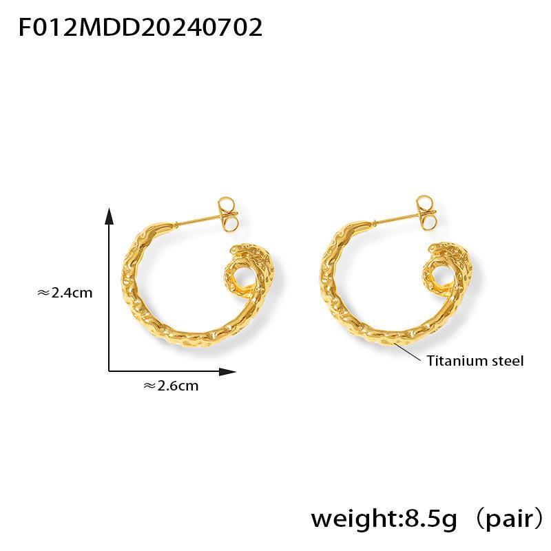 European & American Design 18k Gold Pleated C-Shaped Titanium Earrings