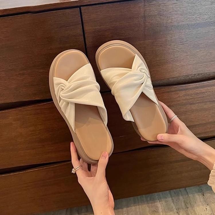 Comfortable, thick-bottomed heightening pleated slippers women's 2025 new Korean version of versatile flat-bottomed one-word sandals summer wear