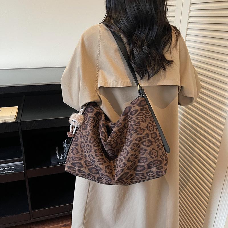 Suede Bag Women's Large Capacity 2025 New Autumn and Winter Matte Retro Messenger Bag Casual Commuter Tote Bag