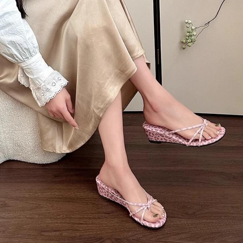 Wedge heel retro toe slippers women's new summer wear seaside beach French small sandals high heels in 2025