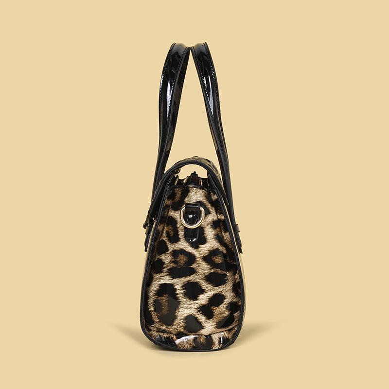 Fashionable Crocodile-patterned Handbag for Women - A High-end, Stylish Single-shoulder Crossbody Bag with A Square Shape.