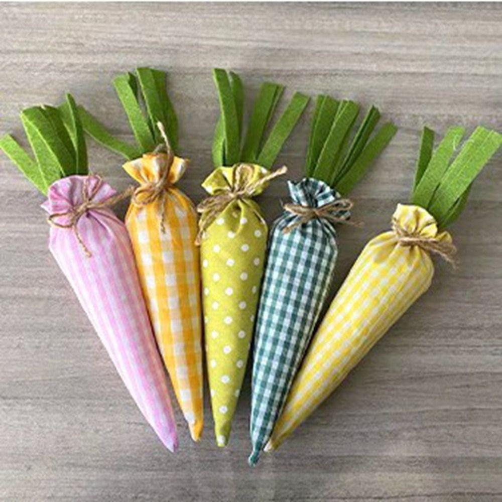 Decorazione pasquale con bambola di carota in tessuto appesa, giocattolo per feste.