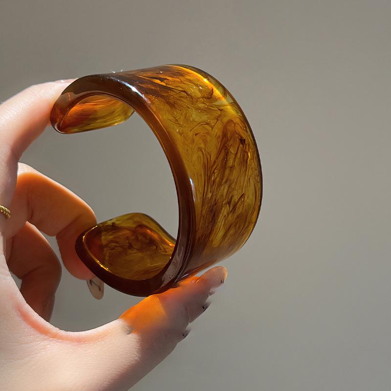 Unique Retro Resin Bracelet: Personalized Fashion Jewelry for Women
