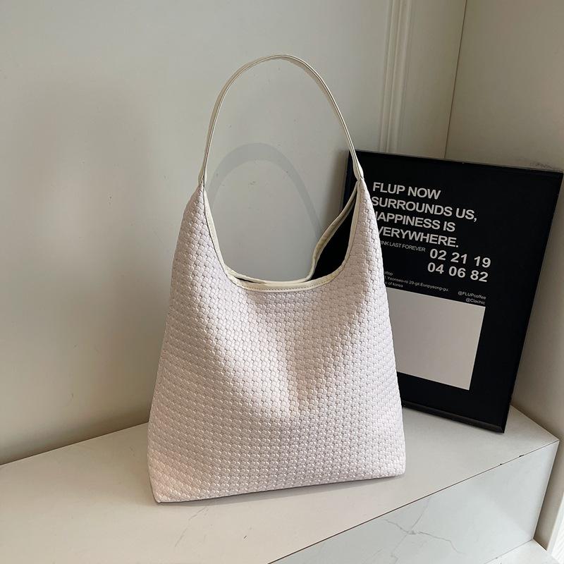 Retro Large-capacity Casual Senior Sense of Modeling Soft and Durable Fashion Exquisite New Light Luxury Commuter Slanting Cross Shoulder Handbag