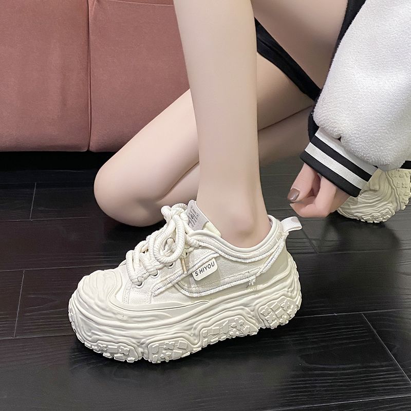 

Платформенные парусиновые туфли маленькие белые туфли весенние новые спортивные туфли увеличивающие рост универсальные кеды повседневные женские туфли 37 is half a size larger.