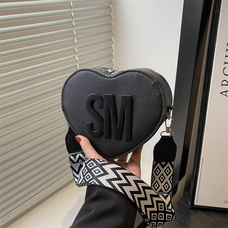 Spring and summer new simple and trendy shoulder bag fashionable heart-shaped women's bag casual letter personalized messenger bag