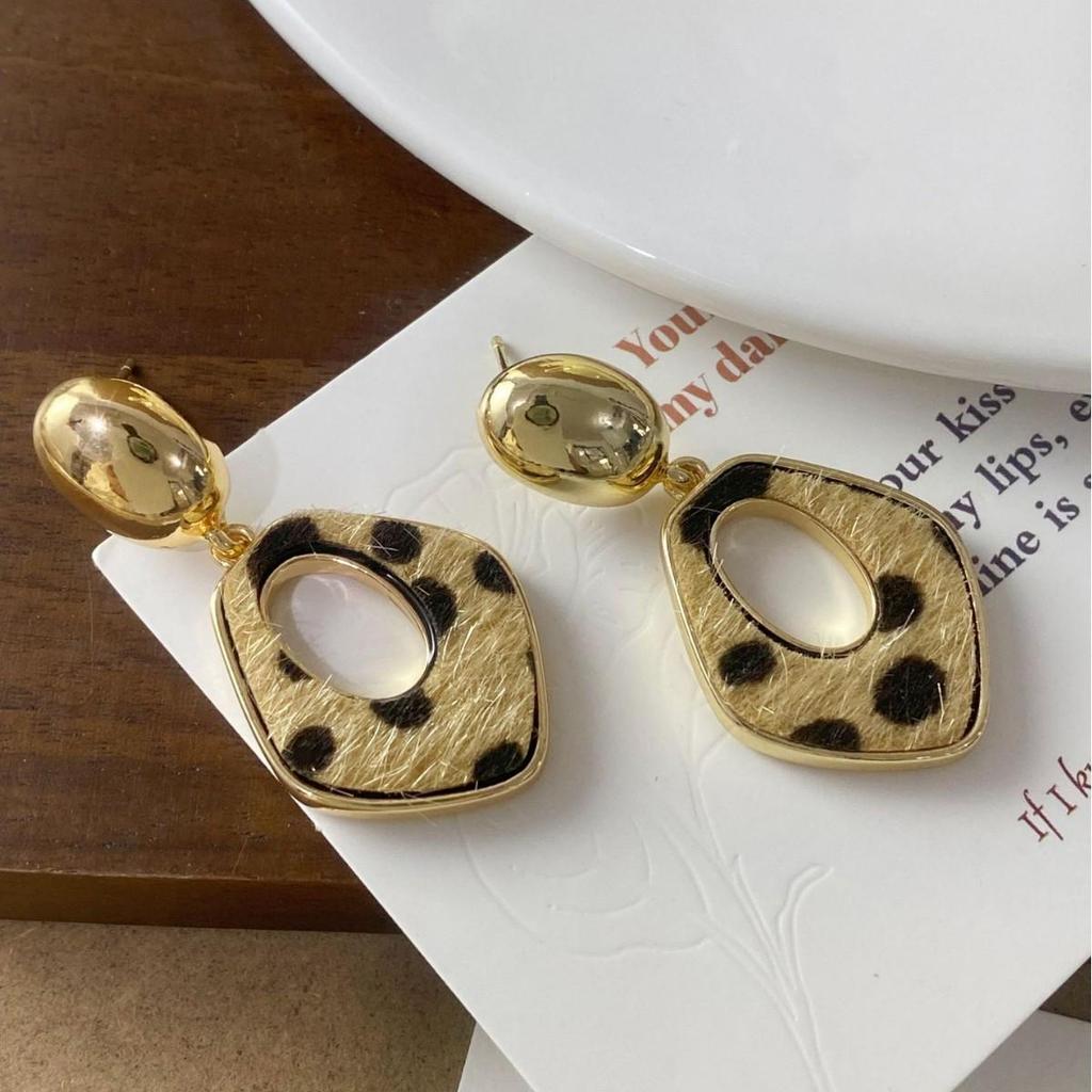 Light Luxury French Retro Leopard Geometric Hollow-out Stud Earrings for Women