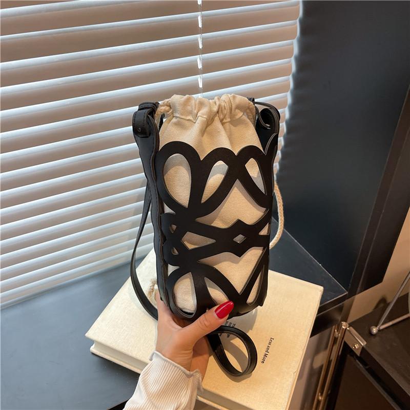 

Hollow Korean version retro niche mobile phone bag women s fashion design sense tassel versatile going out personalized messenger bag чёрный