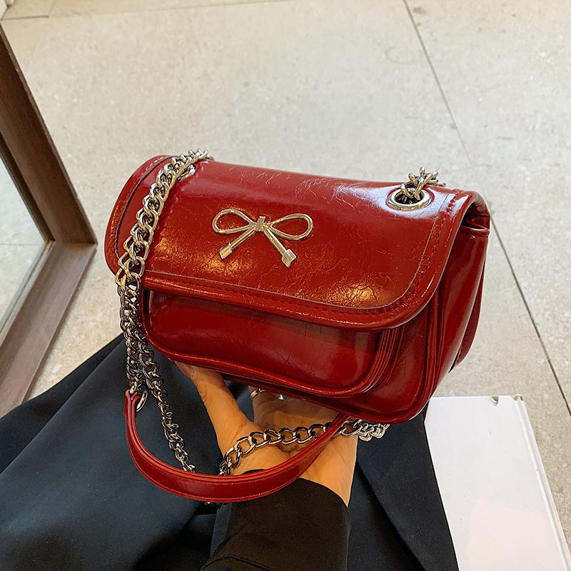 Tasche für Frauen Neue Ketten-Umhängetasche Luxus Designer Metallschleife Einzelne Schulter Kleine quadratische Taschen Mode Rote Klappe Handtasche